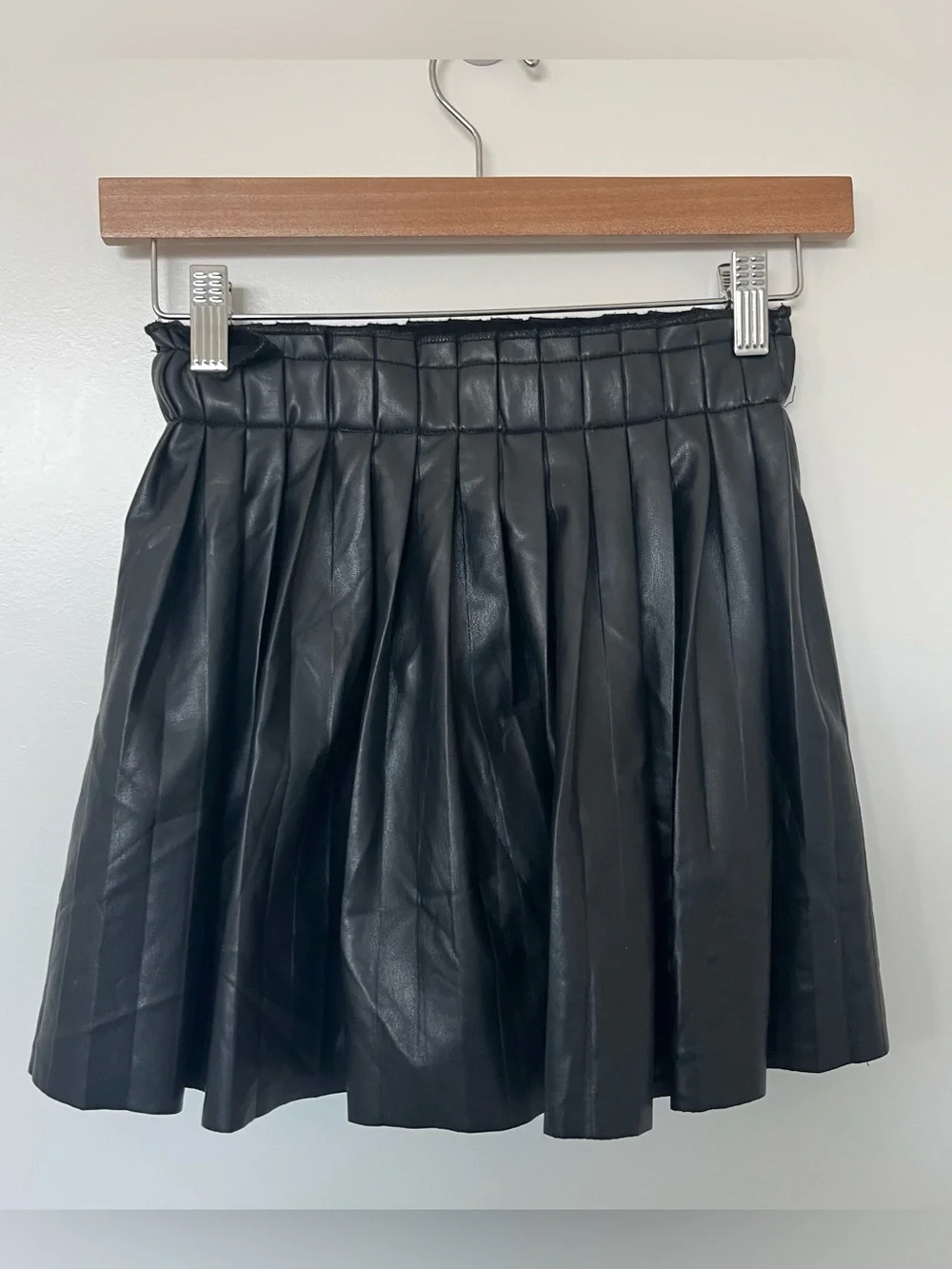 Betsey Johnson Faux Leather Pleated Mini Skirt Black Stretch Women’s Size 8 - Picture 5 of 9